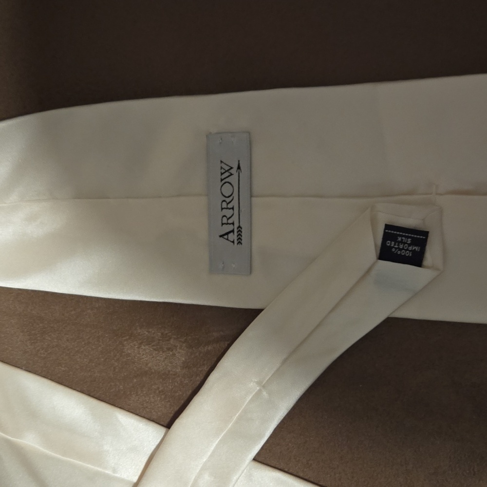 Arrow Off White  100% Silk Men's Tie - Picture 2 of 2